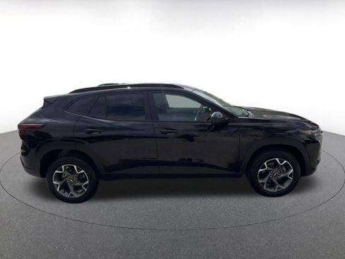 Used 2025 Chevrolet Trax LT FWD image 16