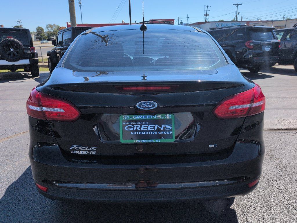 Used 2018 Ford Focus SE w/ SE Appearance Package FWD image 4