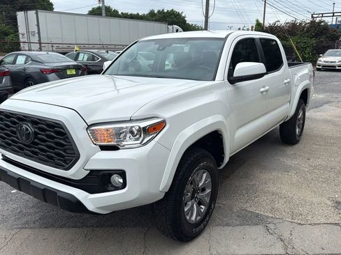 Used 2018 Toyota Tacoma SR5 AWD/4WD image 5