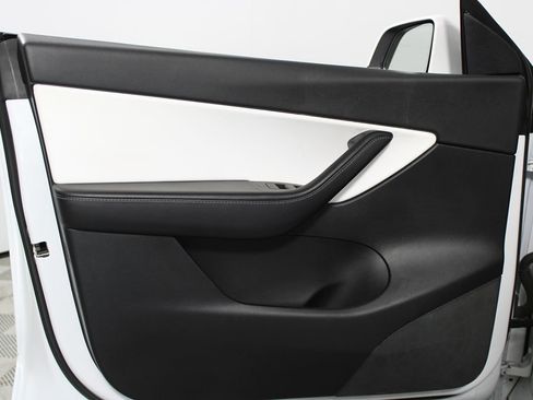 Used 2021 Tesla Model Y Long Range image 6