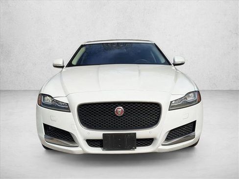 Used 2018 Jaguar XF Premium image 2