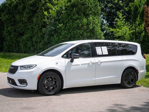 Used 2024 Chrysler Pacifica Limited FWD image 8