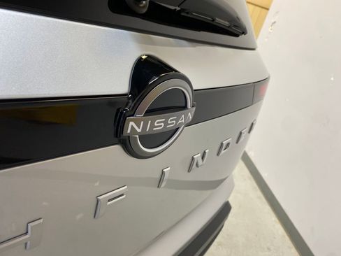 Used 2025 Nissan Pathfinder SV FWD image 16