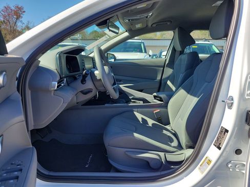 New 2026 Hyundai Elantra SE FWD image 17