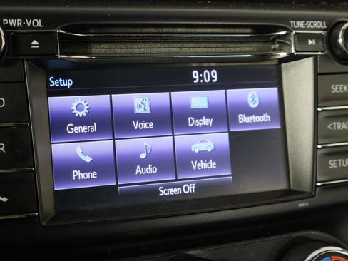 Used 2017 Toyota RAV4 LE FWD image 32