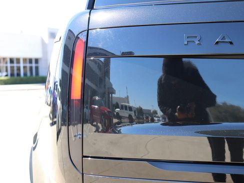 Used 2023 Land Rover Range Rover SE image 12