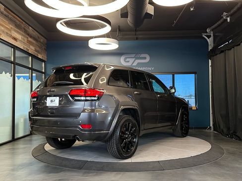 Used 2021 Jeep Grand Cherokee Laredo X AWD/4WD image 3
