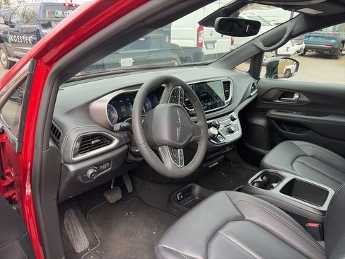 Used 2026 Chrysler Pacifica Select AWD/4WD image 5