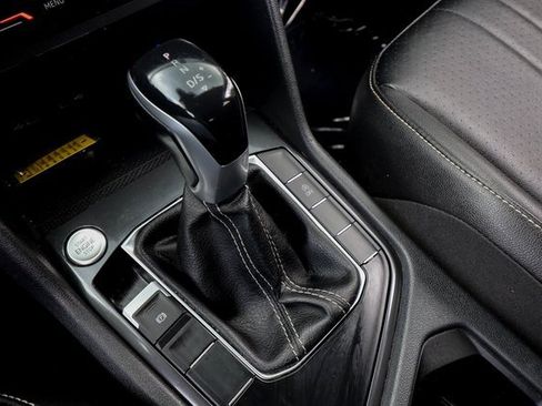 Used 2022 Volkswagen Tiguan SE image 9