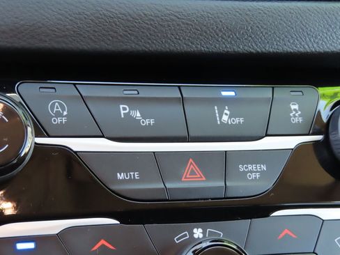 Used 2023 Chrysler Pacifica Touring-L FWD image 13