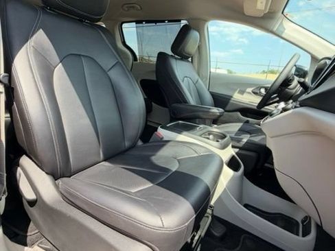 Used 2024 Chrysler Pacifica Touring-L FWD image 16