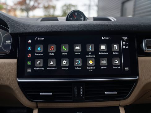 Certified 2022 Porsche Cayenne Platinum Edition image 12