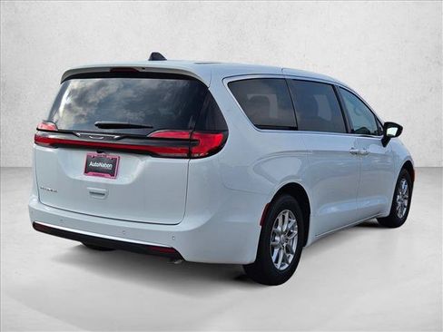 New 2027 Chrysler Pacifica Select FWD image 2