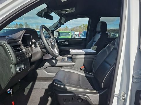 Used 2024 GMC Yukon SLT image 16