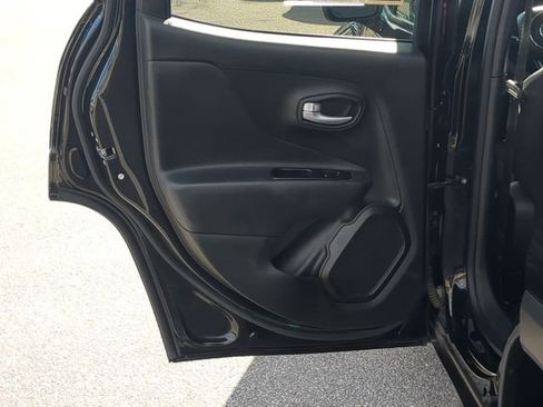 Used 2023 Jeep Renegade Latitude image 41