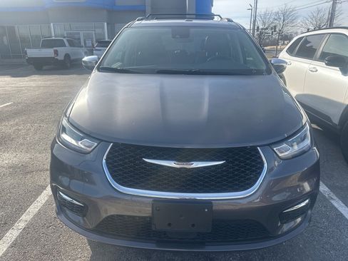 Used 2023 Chrysler Pacifica Limited image 2