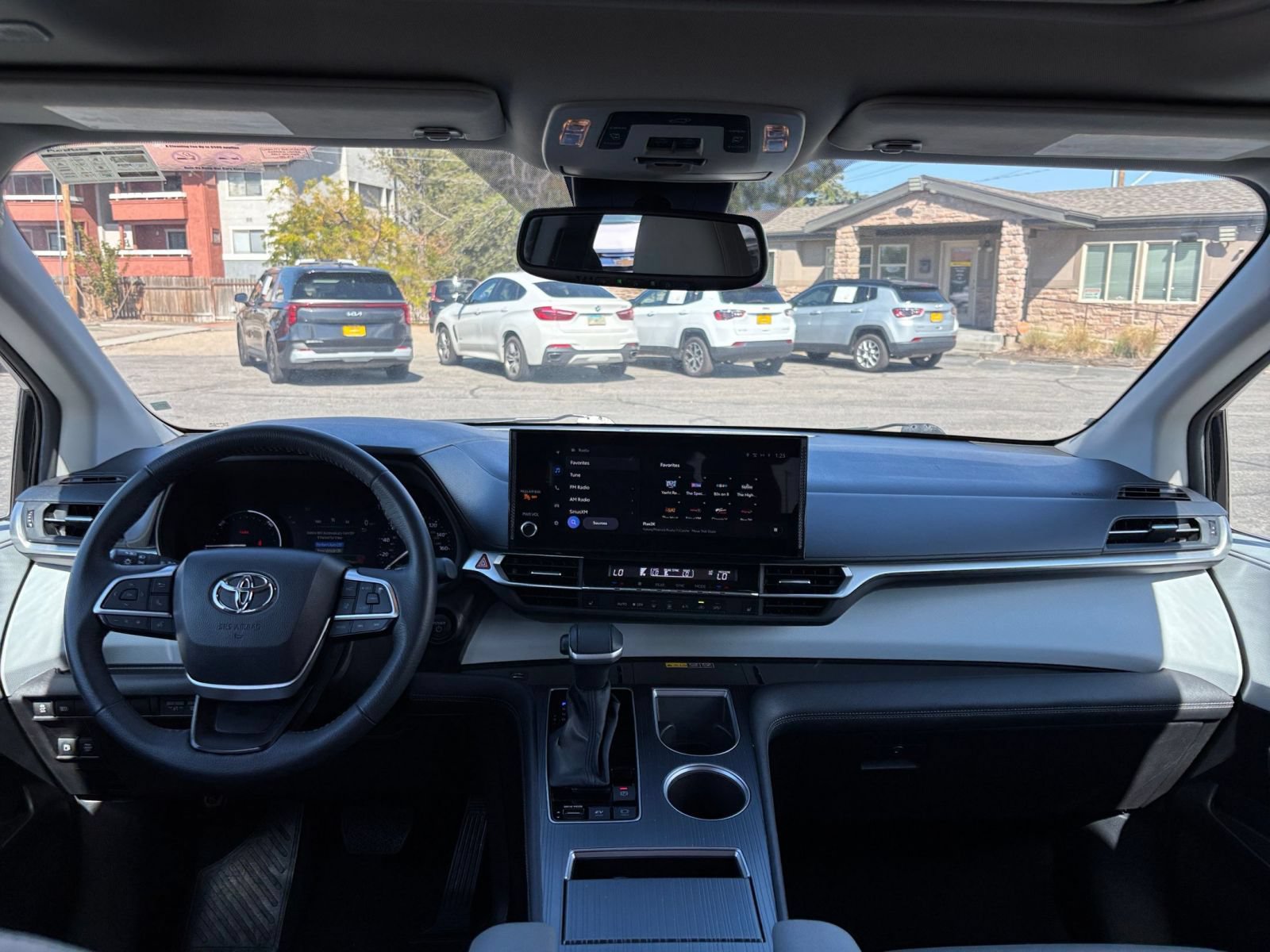 Used 2025 Toyota Sienna XLE FWD image 35