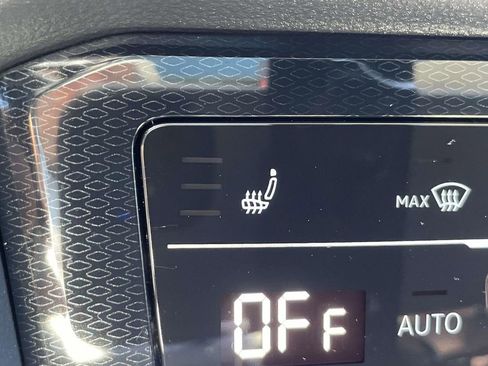 Used 2025 Volkswagen Taos SE w/ Panoramic Sunroof Package image 21