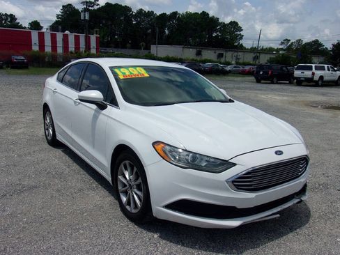 Used 2017 Ford Fusion SE w/ Fusion SE Technology Package FWD image 9