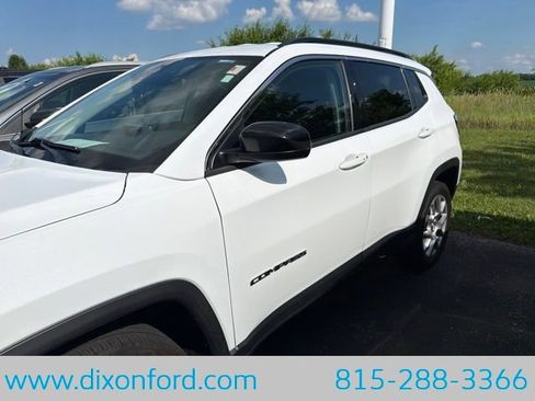 Used 2022 Jeep Compass Latitude AWD/4WD image 2