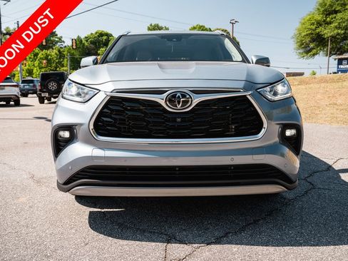 Used 2024 Toyota Highlander Platinum FWD image 2
