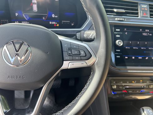 Used 2023 Volkswagen Tiguan SE w/ Panoramic Sunroof Package image 18