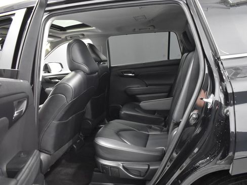 Used 2024 Toyota Highlander XLE AWD/4WD image 33