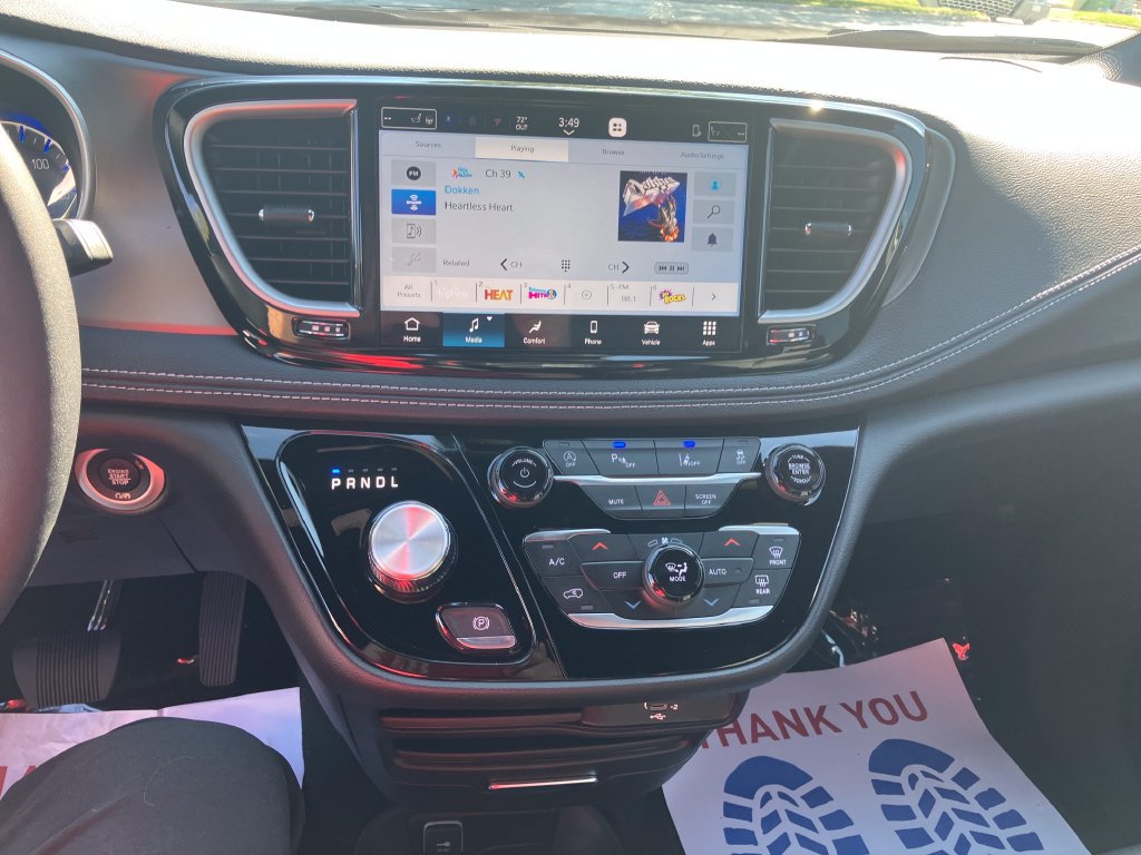 New 2027 Chrysler Pacifica Select FWD image 17
