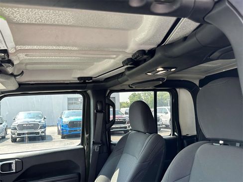 Used 2022 Jeep Gladiator Willys image 19