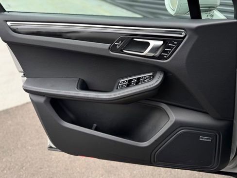 Certified 2025 Porsche Macan image 13