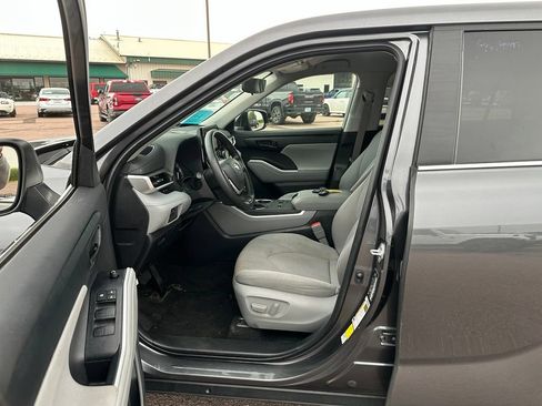 Used 2023 Toyota Highlander L FWD image 10