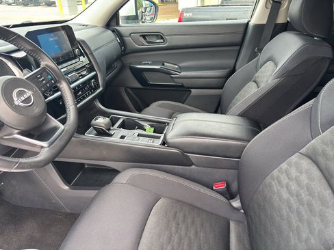 Used 2024 Nissan Pathfinder SV FWD image 17
