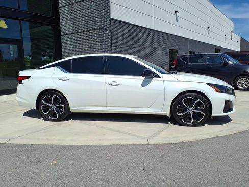 Used 2024 Nissan Altima 2.5 SR w/ SR Premium Package FWD image 8