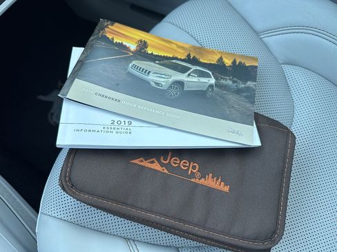 Used 2019 Jeep Cherokee Limited AWD/4WD image 56