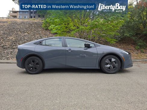 Used 2025 Toyota Prius LE FWD image 4