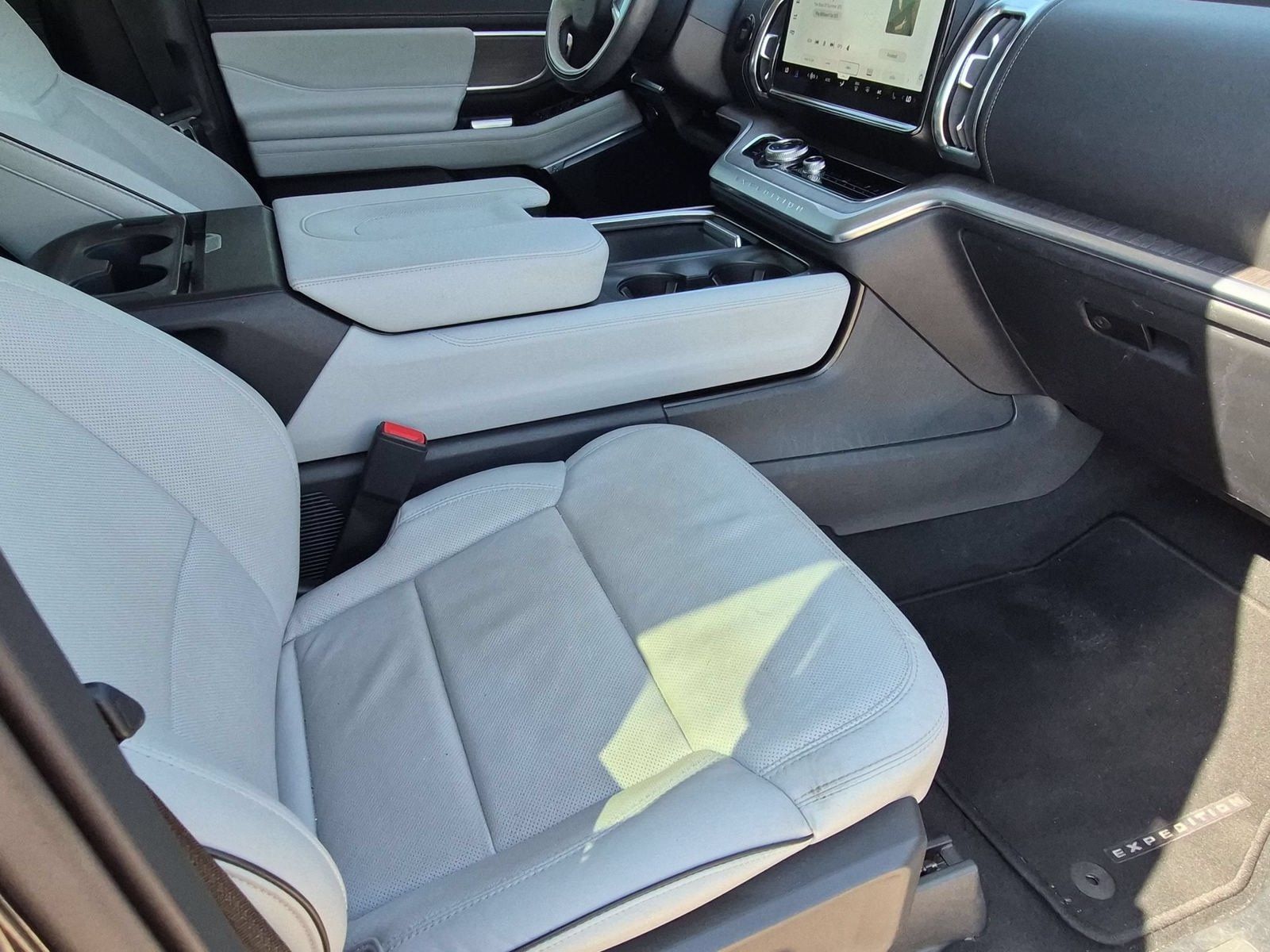Used 2025 Ford Expedition Max Platinum w/ Platinum Ultimate Package AWD/4WD image 32