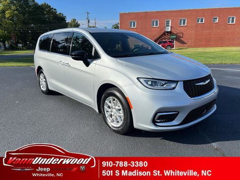 New 2026 Chrysler Pacifica Select image 1