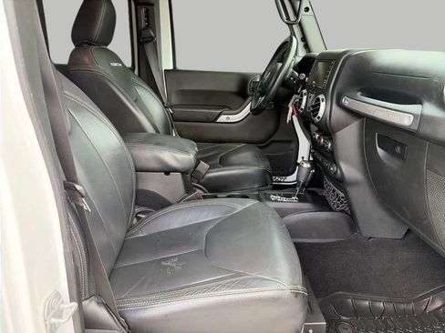 Used 2016 Jeep Wrangler Unlimited Rubicon AWD/4WD image 8