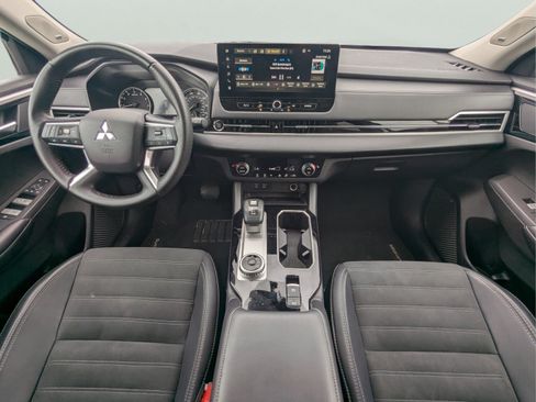 Used 2025 Mitsubishi Outlander SE FWD image 14
