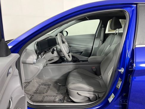 Used 2025 Hyundai Elantra SEL image 11