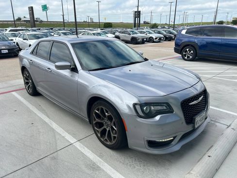 Used 2018 Chrysler 300 S w/ 300S Premium Group RWD image 3