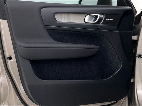 Used 2023 Volvo XC40 B4 Plus image 21