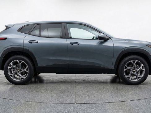 Used 2025 Chevrolet Trax LT FWD image 11
