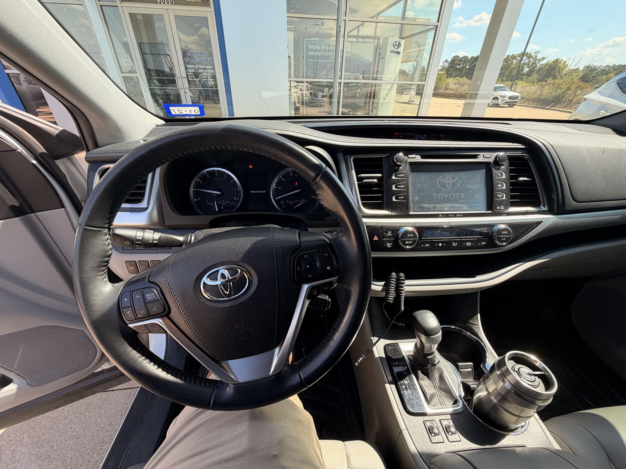 Used 2019 Toyota Highlander XLE FWD image 4