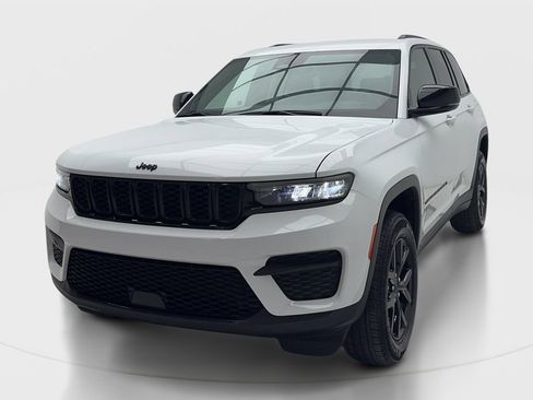 Used 2024 Jeep Grand Cherokee Altitude RWD image 4