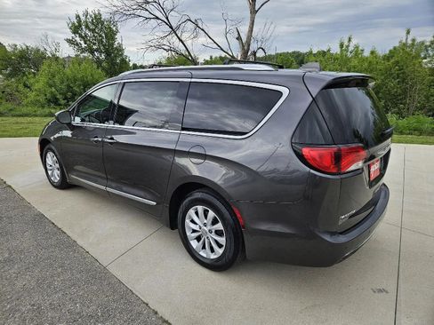 Used 2019 Chrysler Pacifica Touring-L FWD image 8