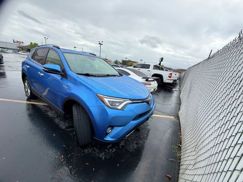 Used 2018 Toyota RAV4 Limited image 2