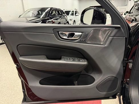 Used 2019 Volvo XC60 T5 Momentum w/ Multimedia Package AWD/4WD image 18