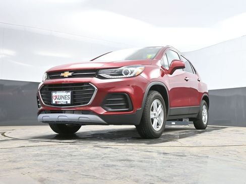 Used 2020 Chevrolet Trax LT w/ Sun & Sound Package image 33