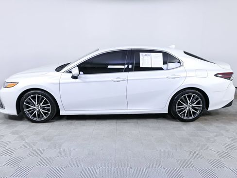 Used 2021 Toyota Camry XLE image 3